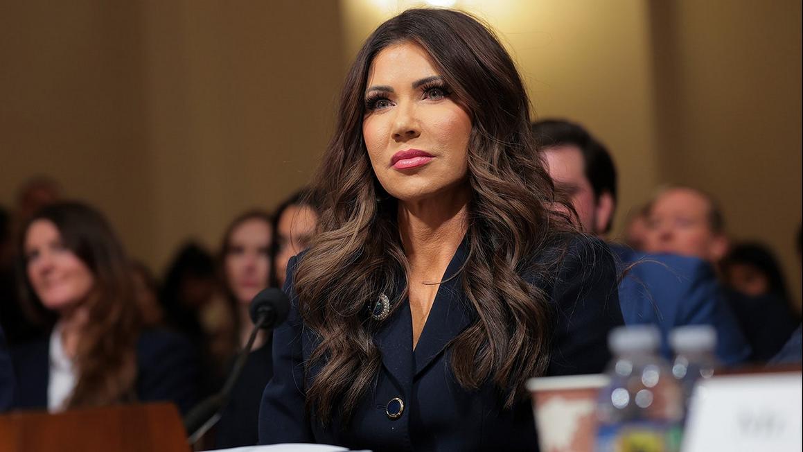 Biểu tình chống ICE làm gián đoạn phiên điều trần của bà Kristi Noem 1 kristi noem at homeland threats hearing