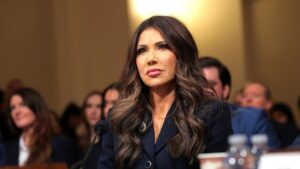 Bà Kristi Noem bị chất vấn về việc trục xuất cựu chiến binh 12 Bà Kristi Noem bị chất vấn về việc trục xuất cựu chiến binh