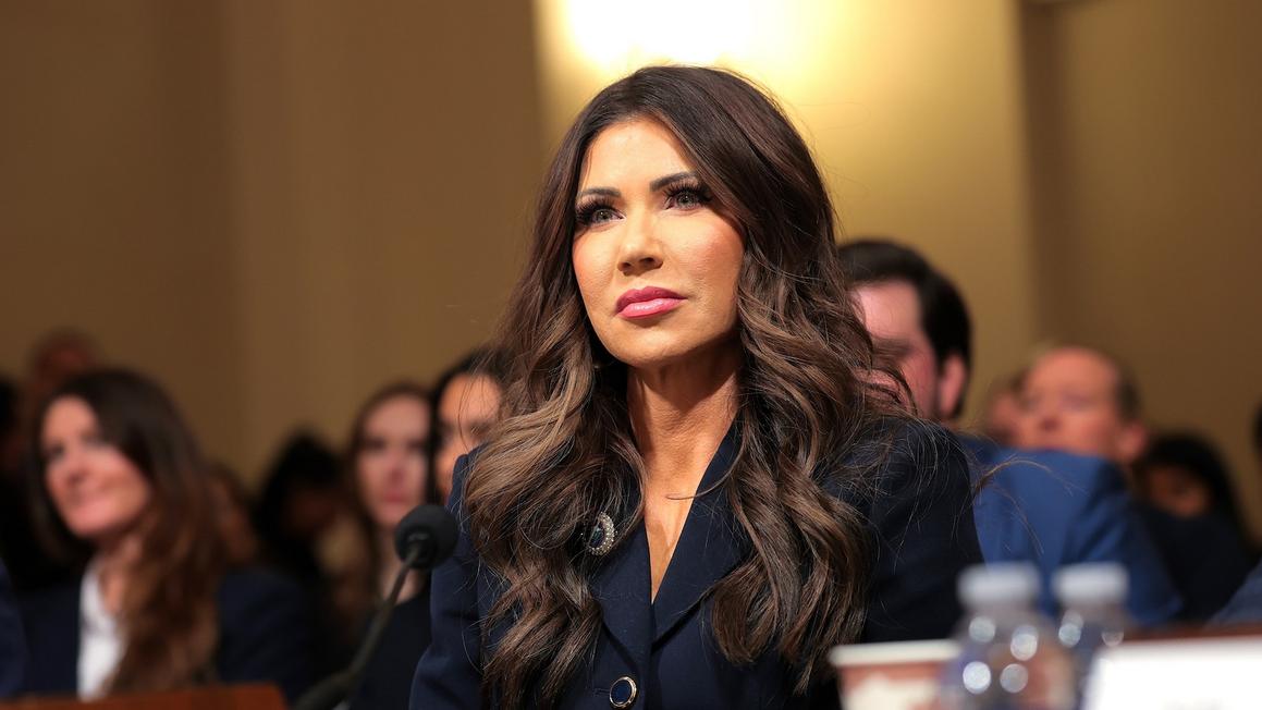 Bà Kristi Noem bị chất vấn về việc trục xuất cựu chiến binh 1 kristi noem gty jt