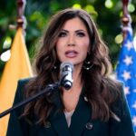 Thống đốc Noem kêu gọi cấm nhập cảnh toàn diện đối với các quốc gia bị cáo buộc ‘tràn ngập’ Hoa Kỳ sau vụ tấn công ở D.C.