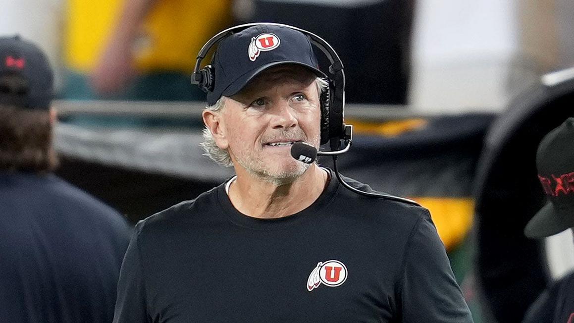 HLV Kyle Whittingham Chia Tay Ghế Huấn Luyện Viên Utah Utes 1 kyle whittingham utah looks on sideline