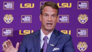 HLV Lane Kiffin cho phép 4 trợ lý LSU trở lại Ole Miss 10 HLV Lane Kiffin cho phép 4 trợ lý LSU trở lại Ole Miss