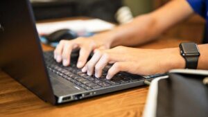 OpenAI Tăng Cường Quy Tắc An Toàn AI cho Thanh Thiếu Niên