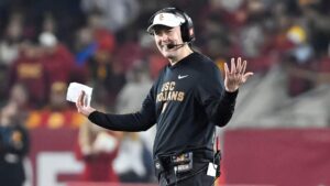 Huấn luyện viên Lincoln Riley trách Notre Dame vì kết thúc mối thù 96 năm