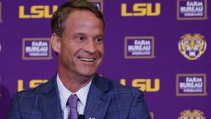 Lane Kiffin được thưởng lớn sau chiến thắng của đội bóng cũ