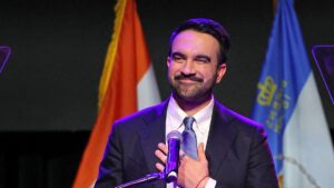 Mamdani né tránh câu hỏi về việc truất phế Thượng Nghị Sĩ Chuck Schumer, đùa rằng ông ấy giống cha mình