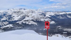 Hai nhân viên trượt tuyết bị thương trong trận lở tuyết ở khu nghỉ dưỡng California