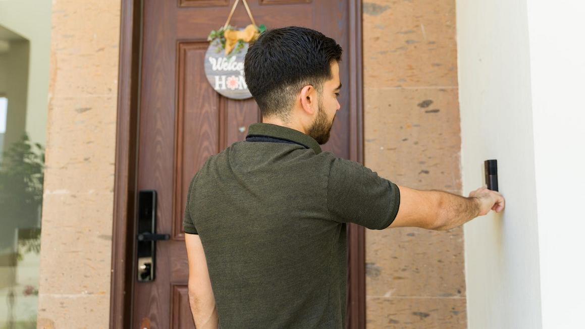 Amazon Ra Mắt Chuông Cửa Ring Có Alexa, Chào Khách Đến Tận Cửa 1 man at doorbell gettyimages 2158163068
