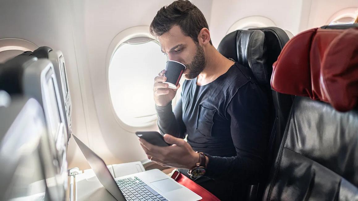Tranh cãi nảy lửa: Khách đi máy bay tự pha cà phê espresso 1 man drinking coffee on plane