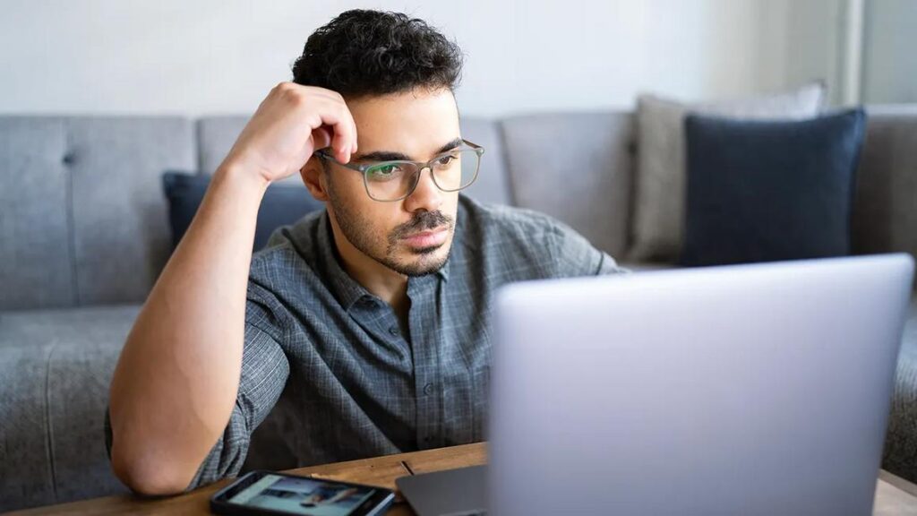 Các mối nguy hiểm tiềm ẩn khi Trí tuệ Nhân tạo gian lận 70 man on laptop computer