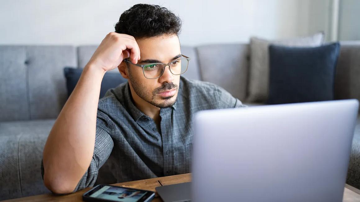 Các mối nguy hiểm tiềm ẩn khi Trí tuệ Nhân tạo gian lận 1 man on laptop computer