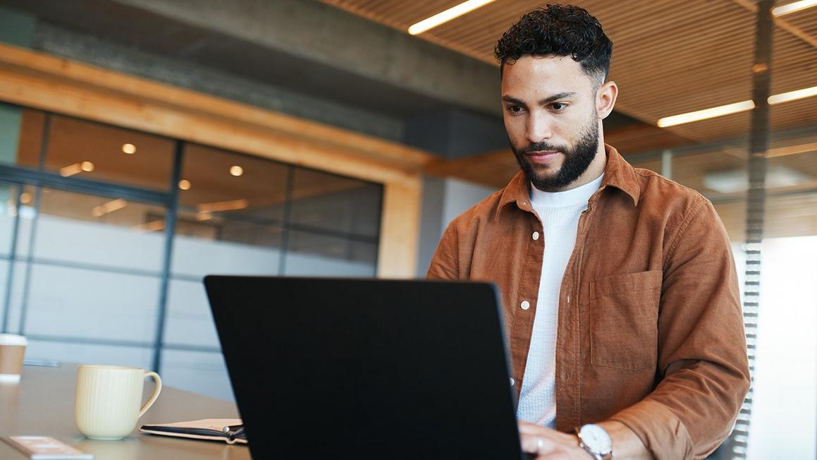 Cảnh báo: Lỗ hổng bảo mật LastPass ảnh hưởng hàng triệu người dùng 1 man working on laptop computer