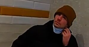 Cảnh sát công bố video ghi lại cảnh bắt giữ Luigi Mangione 33 Cảnh sát công bố video ghi lại cảnh bắt giữ Luigi Mangione