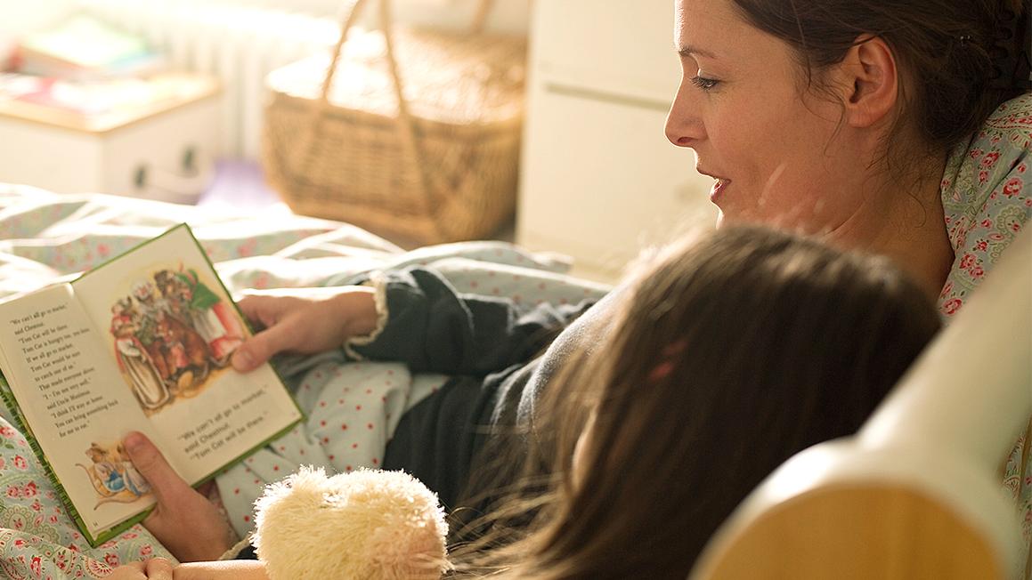 Sách thiếu nhi mới gây tranh cãi vì xem phá thai là 'siêu năng lực' 1 mom reading girl