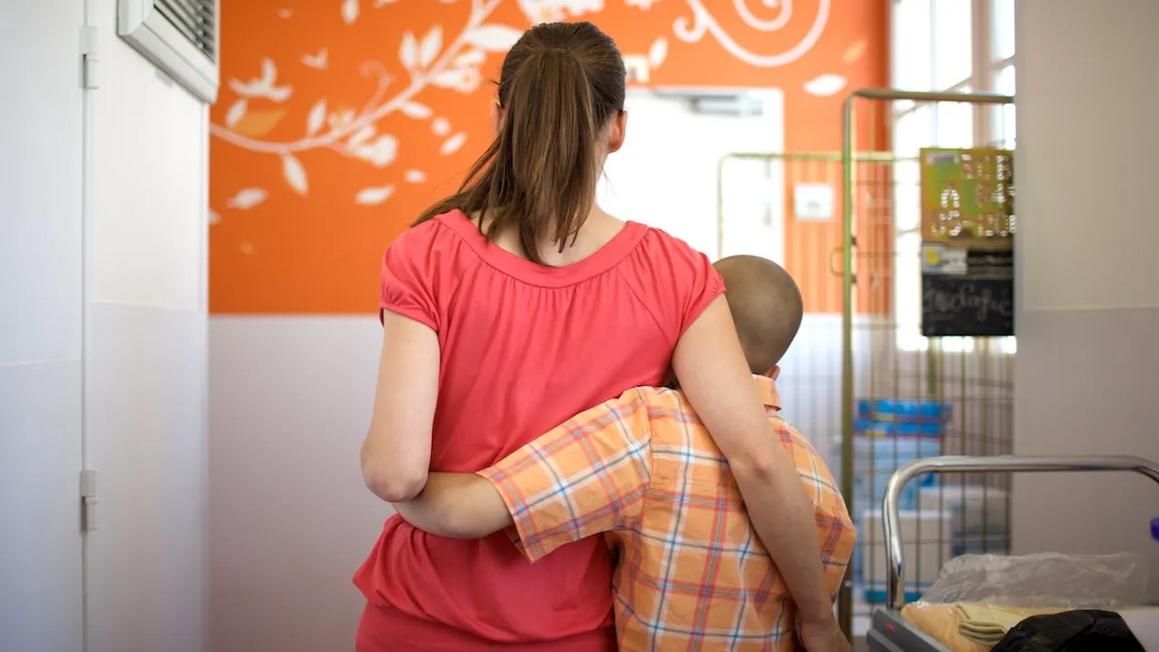 Người hiến tinh trùng mang gen ung thư, 200 trẻ có nguy cơ bệnh 1 mother with child cancer patient