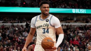 Giannis Antetokounmpo gây hấn sau trận đấu giữa Bucks và Bulls