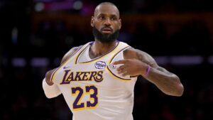 LeBron James bị chỉ trích vì ‘tập đánh golf’ trong khi hát Quốc ca