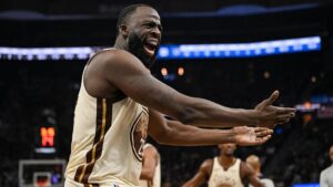 Sao Draymond Green và HLV Steve Kerr ‘khẩu chiến’ trên sân
