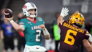 Người hâm mộ bóng bầu dục phấn khích trước đồng phục mới của đội New Mexico