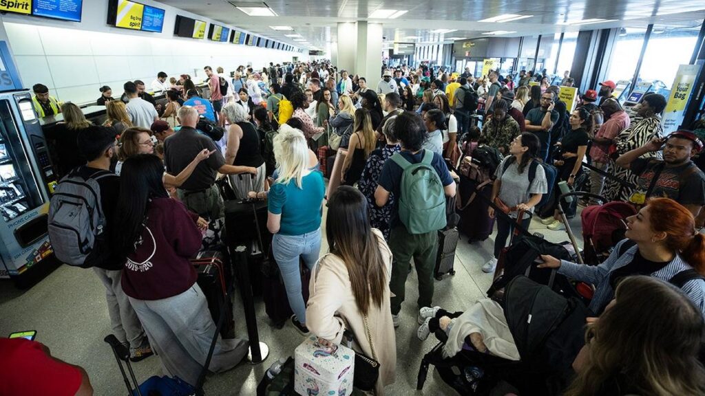 Phi trường 'Đầy Áp Lực Nhất' Hoa Kỳ bị chỉ trích về thời gian làm thủ tục, trễ chuyến bay 39 Phi trường ‘Đầy Áp Lực Nhất’ Hoa Kỳ bị chỉ trích về thời gian làm thủ tục, trễ chuyến bay