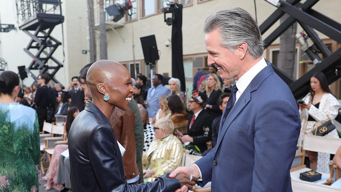 Thống Đốc Gavin Newsom: Người Dẫn Đầu Tiềm Năng Của Đảng Dân Chủ Cho Cuộc Bầu Cử Năm 2028 1 newsom erivo handshake