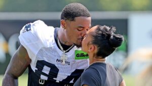 Cầu thủ bóng bầu dục 49ers tiết lộ chi tiêu ‘tốn kém’ của vợ sau khi nhận thưởng