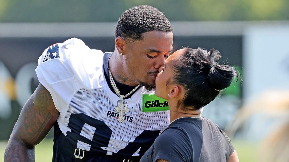 Cầu thủ bóng bầu dục 49ers tiết lộ chi tiêu 'tốn kém' của vợ sau khi nhận thưởng 1 nfl 49ers kendrick bourne 122925 2