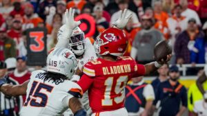 Cầu thủ Broncos 'chửi rủa' Chiefs sau khi đoạt chức vô địch AFC West 4 Cầu thủ Broncos ‘chửi rủa’ Chiefs sau khi đoạt chức vô địch AFC West