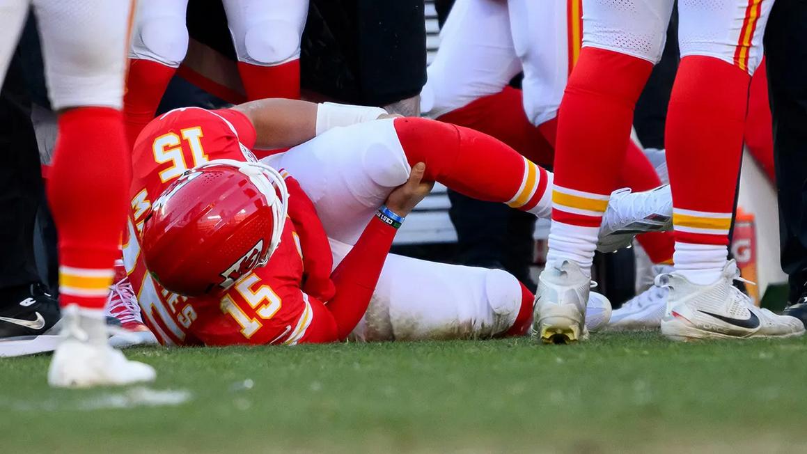 Patrick Mahomes dính chấn thương ACL, mùa giải chấm dứt 1 nfl chiefs patrick mahomes 121425 4
