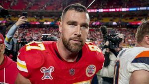 Đồng đội của Travis Kelce kêu gọi anh thi đấu thêm một mùa nữa