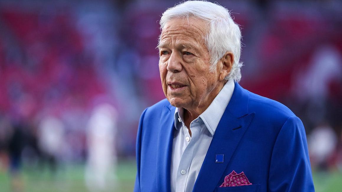 Đội Patriots Tưởng Niệm Nạn Nhân Vụ Xả Súng Ở Đại Học Brown và Bondi Beach 1 nfl patriots robert kraft 121425 1