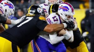 Tay đấm Steelers tố cáo Josh Allen cố tình đạp vào bụng