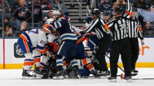 Xô xát trên sân, trận đấu Blue Jackets vs Islanders trở thành hỗn loạn