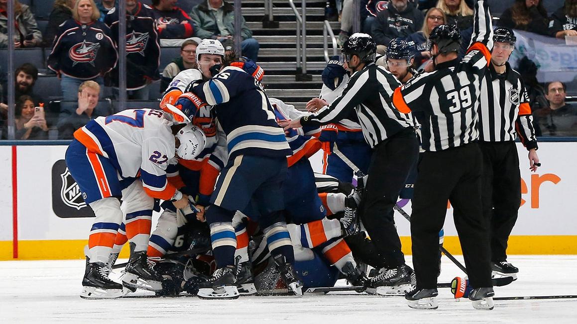 Xô xát trên sân, trận đấu Blue Jackets vs Islanders trở thành hỗn loạn 1 nhl islanders blue jackets fight 122925 1