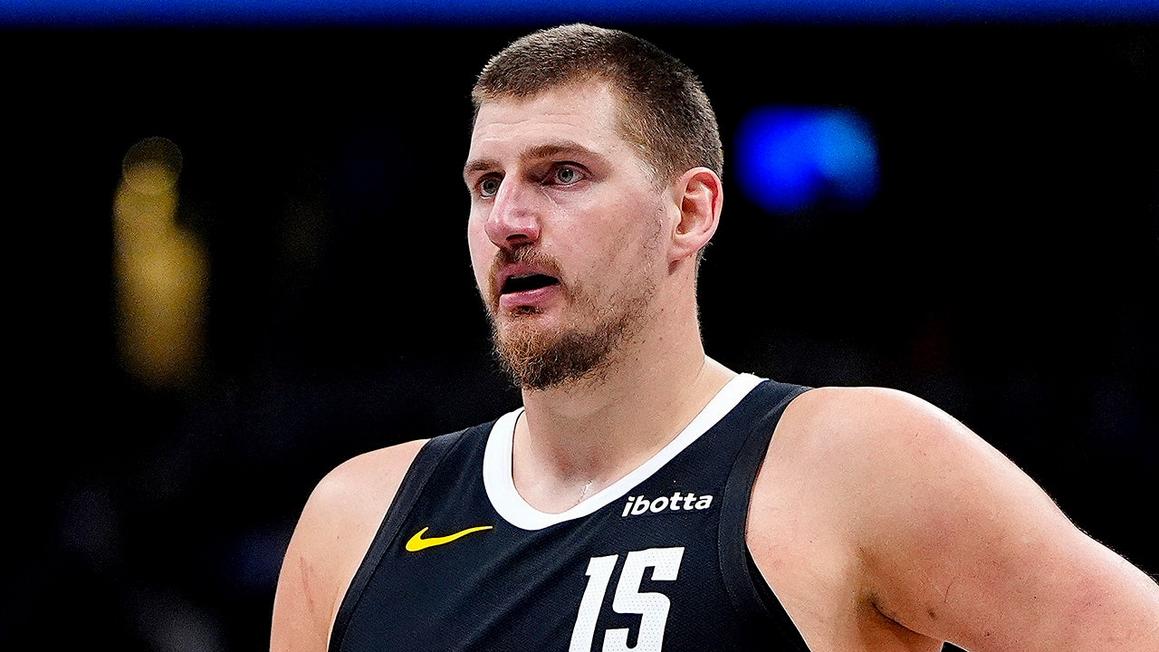 Ngôi sao Nuggets làm nên lịch sử NBA trong ngày Giáng Sinh 1 nikola jokic looks on nuggets timberwolves