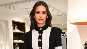 Nữ diễn viên Nina Dobrev khoe dáng với bikini trong kỳ nghỉ