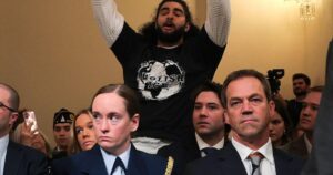 Người biểu tình làm gián đoạn buổi điều trần của bà Noem tại Hạ Viện 31 Người biểu tình làm gián đoạn buổi điều trần của bà Noem tại Hạ Viện