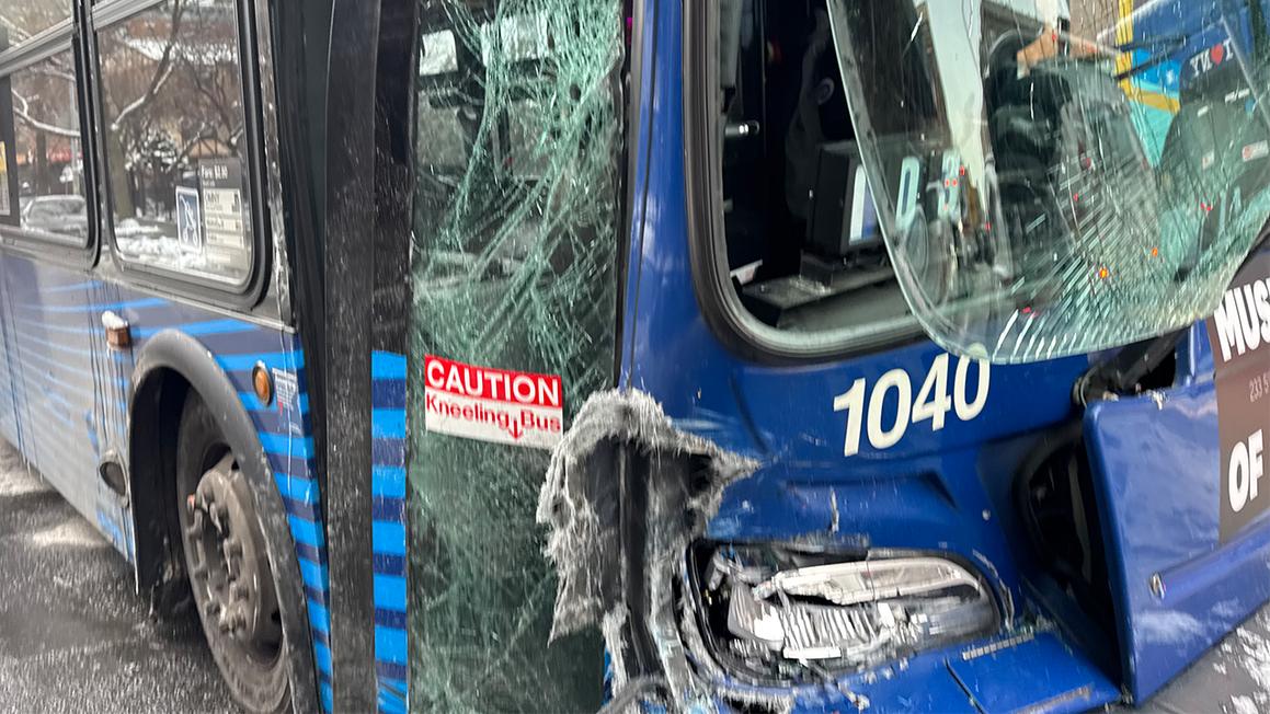 Xe buýt MTA mất kiểm soát đâm hàng loạt xe ở Bronx, 8 người bị thương 1 nyc city bus crashed vehicles