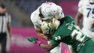 Cầu thủ bóng bầu dục bị chấn thương, vẫn thi đấu gây tranh cãi 2 Cầu thủ bóng bầu dục bị chấn thương, vẫn thi đấu gây tranh cãi