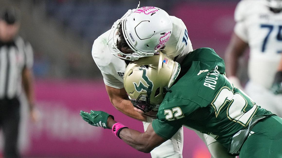 Cầu thủ bóng bầu dục bị chấn thương, vẫn thi đấu gây tranh cãi 1 odu quinn henicle 121825 2