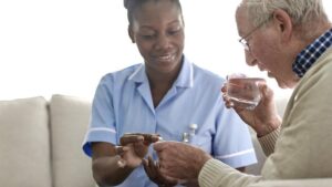 Người cao niên dùng nhiều thuốc có thể gặp các vấn đề sức khỏe bất ngờ