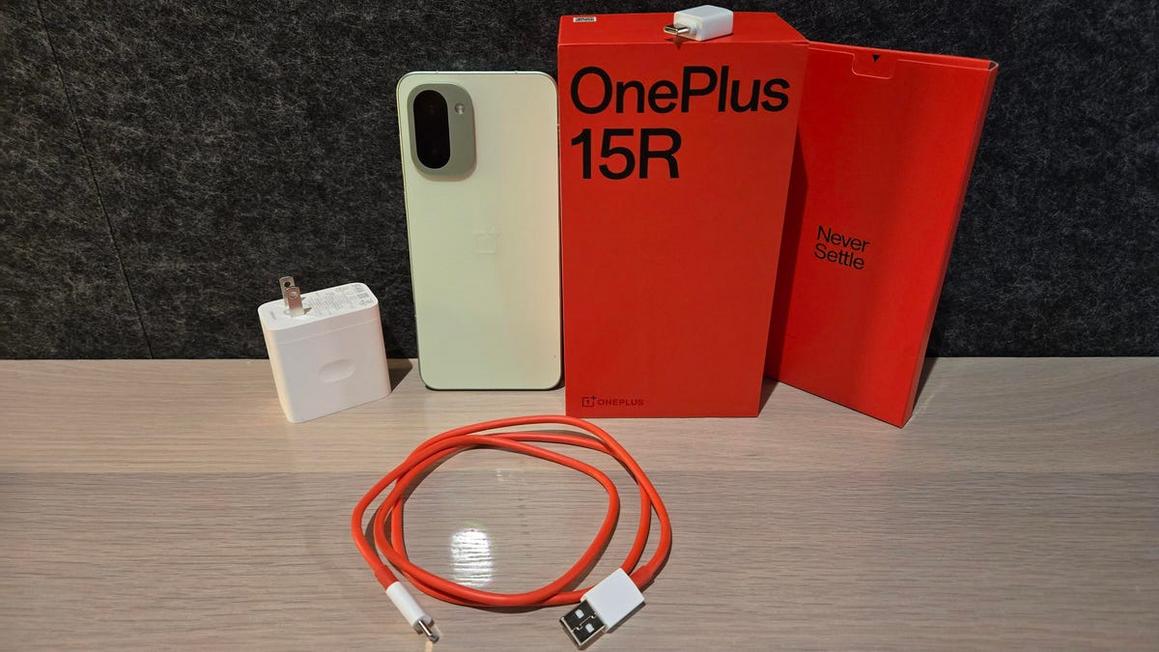 Mở hộp OnePlus 15R: Bên trong có gì? 1 oneplus 15r in the