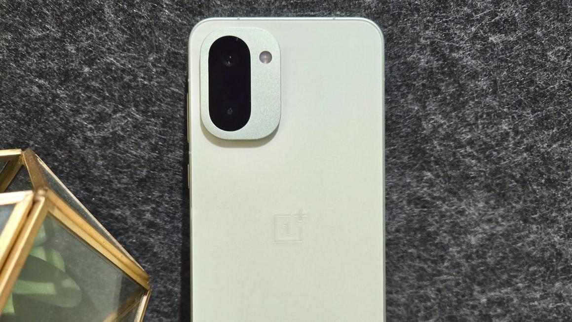 Đánh Giá OnePlus 15R: Điện Thoại 700 Đô La Đáng Yêu, Bị Giới Hạn Bởi Sự Thỏa Hiệp 1 oneplus 15r product photos 12