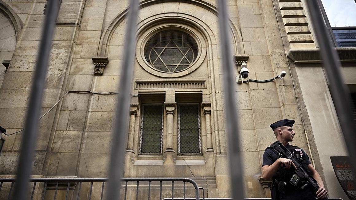 paris synagogue under guard