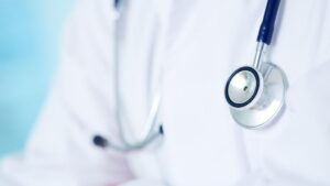 Thị trưởng Karen Bass kêu gọi cư dân nộp đơn xin trợ cấp Medi-Cal trước ngày 1 tháng 1