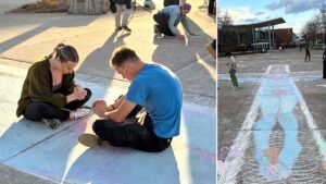 Sinh viên Đại học Colorado bị nhổ nước bọt, đe dọa vì viết Kinh Thánh trên khuôn viên trường