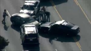 Cảnh sát California dùng chiến thuật PIT chặn xe truy đuổi tại Burbank 6 Cảnh sát California dùng chiến thuật PIT chặn xe truy đuổi tại Burbank