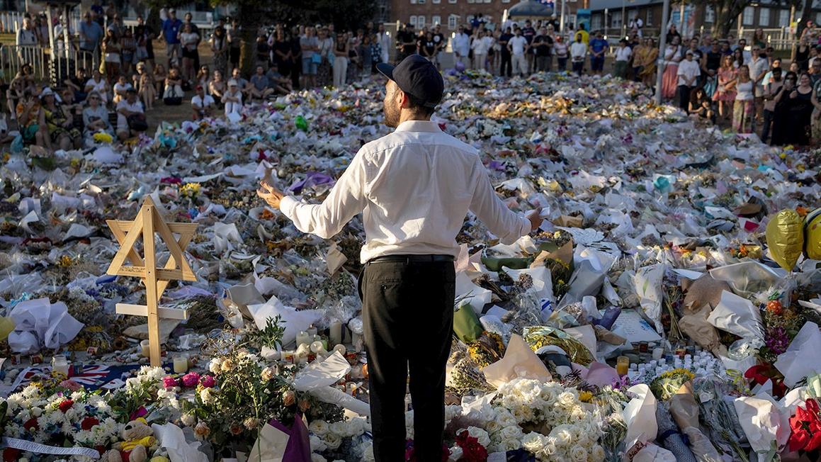 Chính quyền Úc dự kiến cấm khẩu hiệu 'Toàn cầu hóa Intifada' 1 rabbi bondi beach hanukkah attack memorial australia dec 20 2025