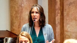 Nữ Dân biểu Kentucky: 'Tôi không thấy thoải mái khi là người da trắng' 21 Nữ Dân biểu Kentucky: ‘Tôi không thấy thoải mái khi là người da trắng’