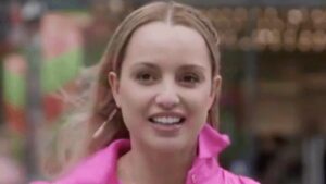 Nữ phóng viên New Zealand bị chim va vào mặt khi đang tác nghiệp 10 Nữ phóng viên New Zealand bị chim va vào mặt khi đang tác nghiệp